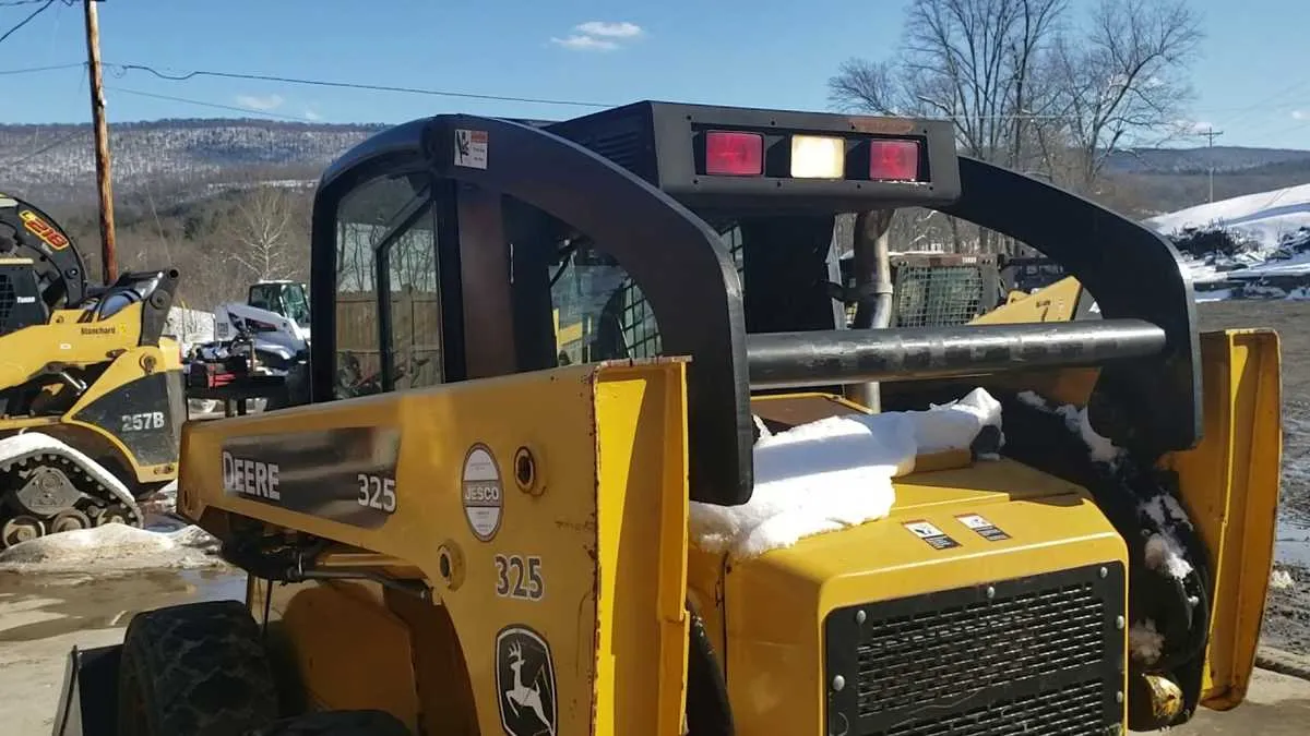 2005 john deere 325 specs