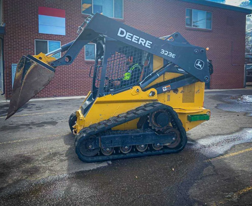 323e john deere specs