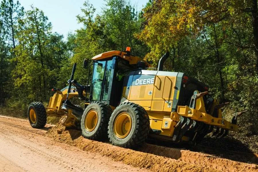 engine specs on john deere 672g grader