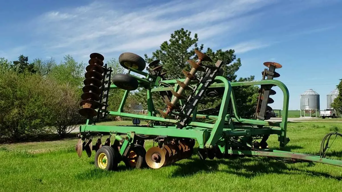 john deere 335 disc specs