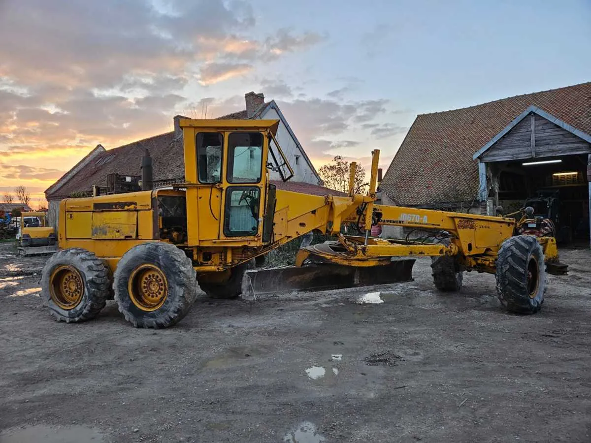 john deere 670g grader specs
