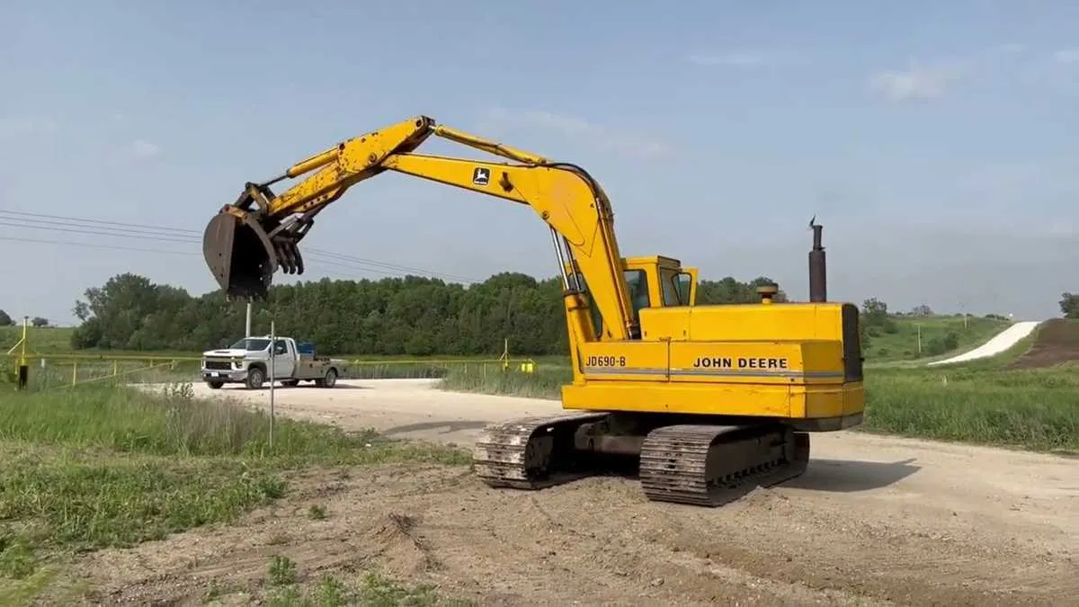 john deere 690b excavator specs