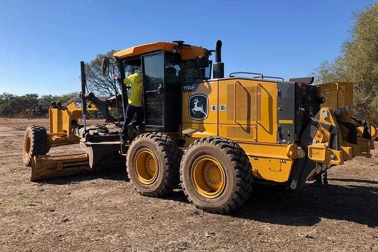 john deere 772b grader specs