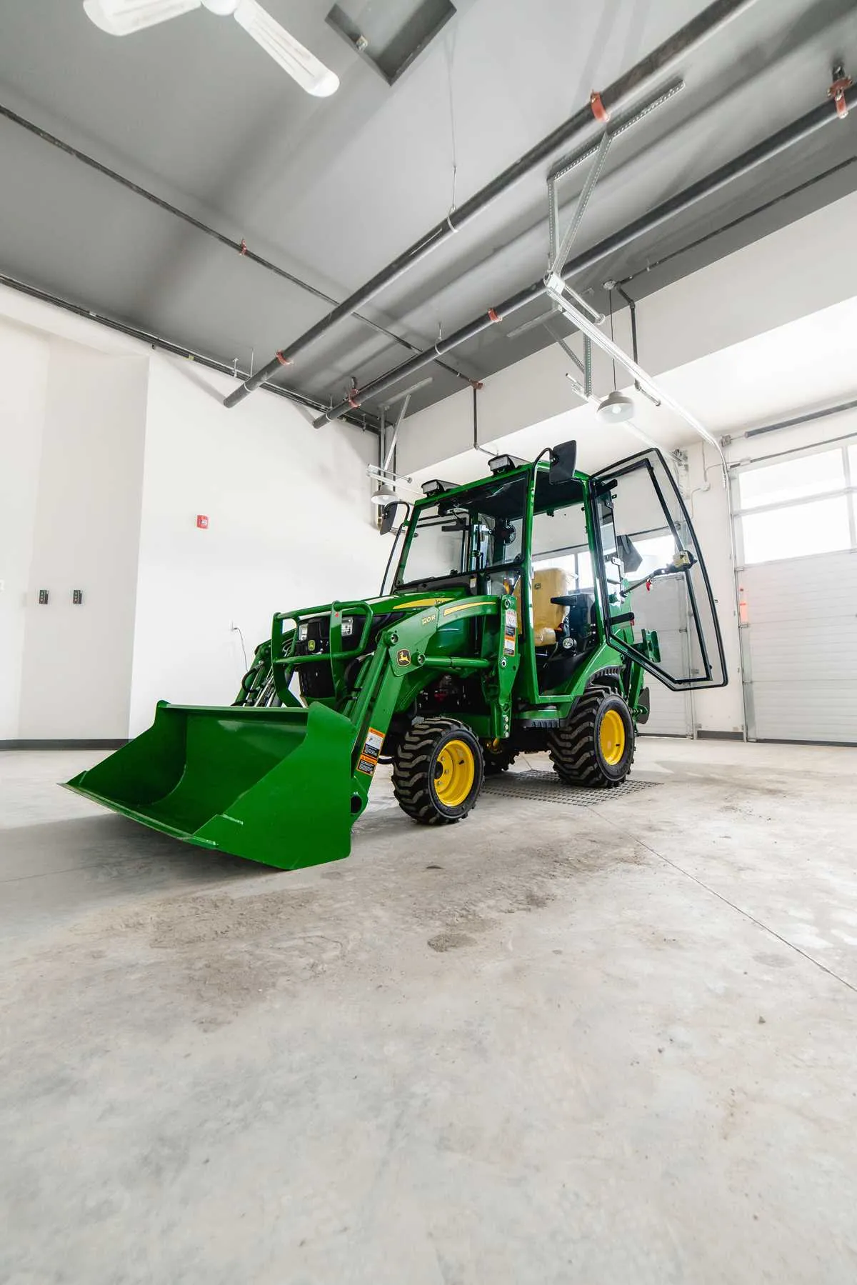 what are the specs on the john deere 1025r