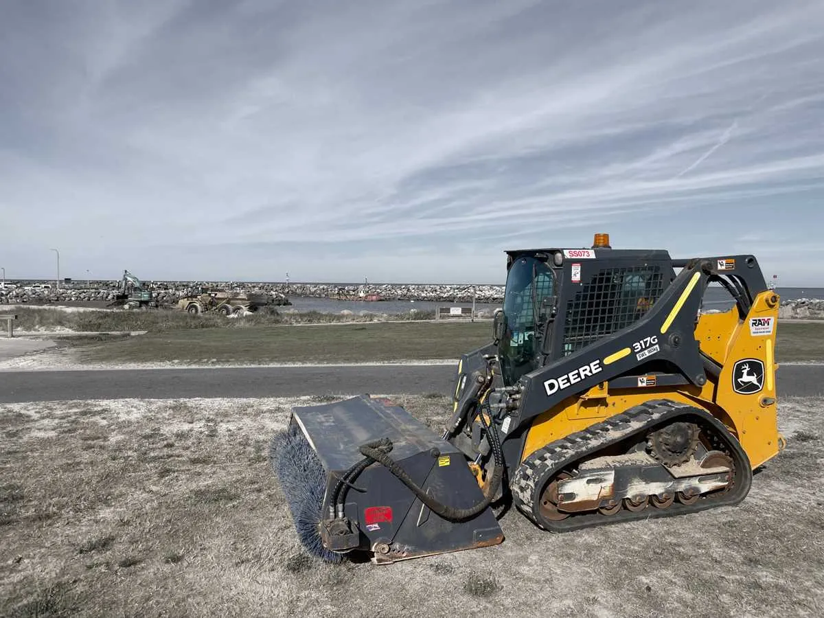 john deere 317 skid steer specs