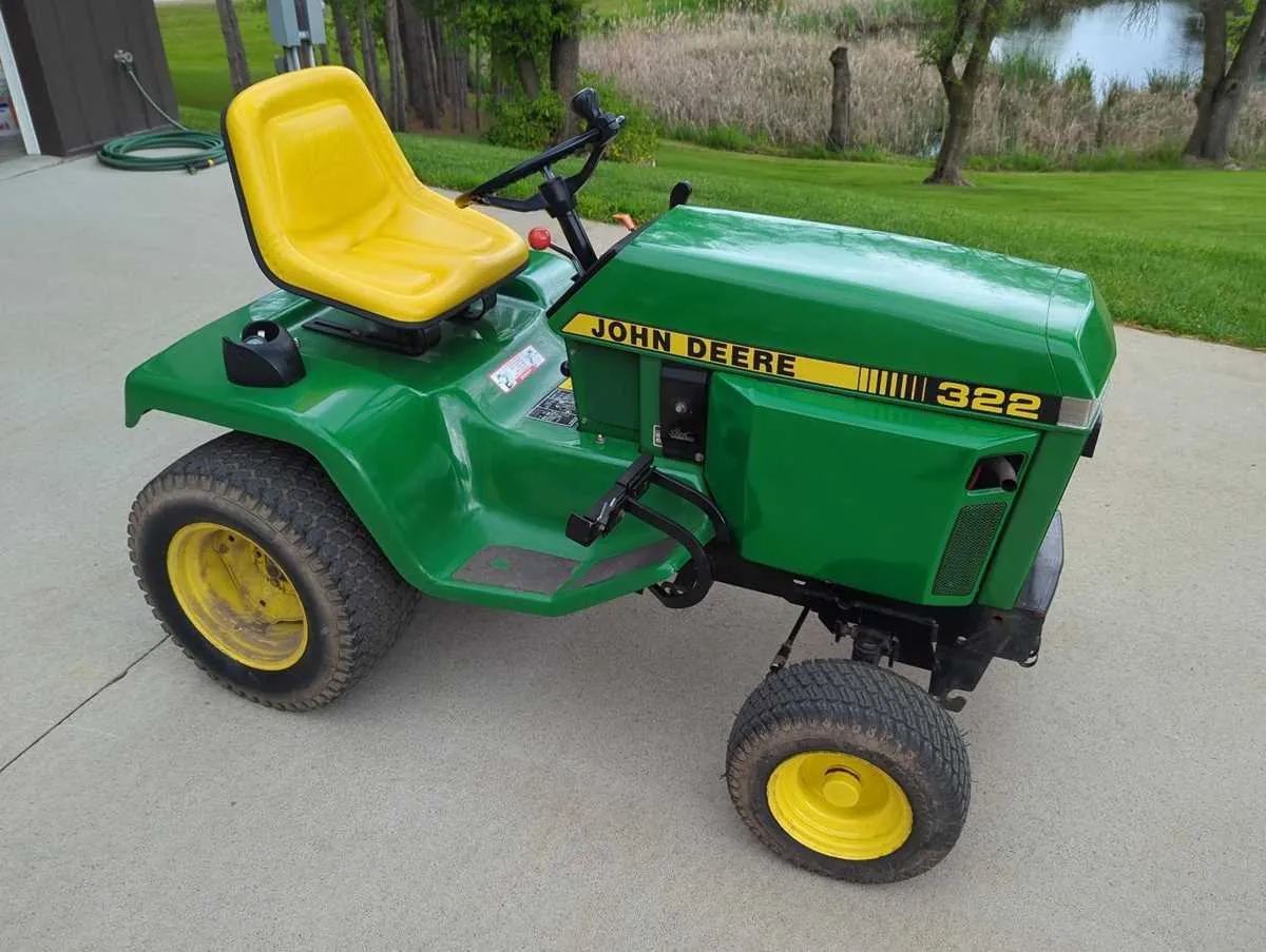 john deere 322 lawn tractor specs