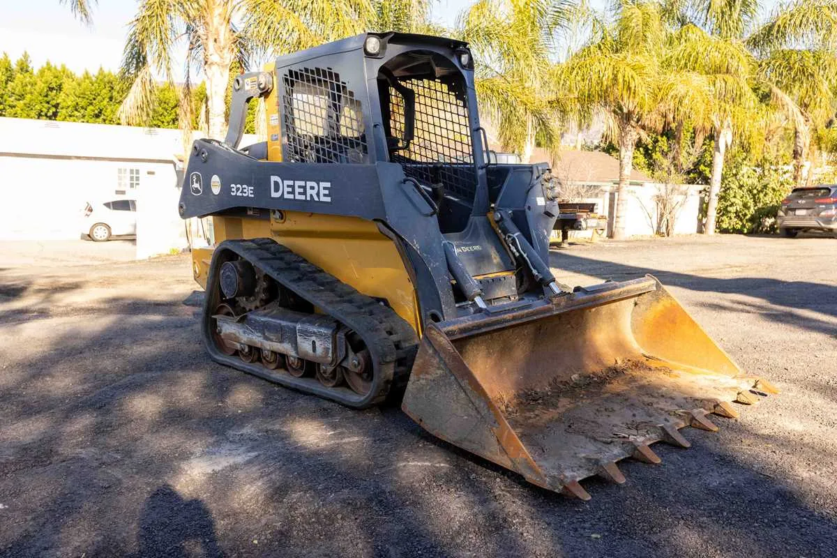 john deere 323e spec sheet