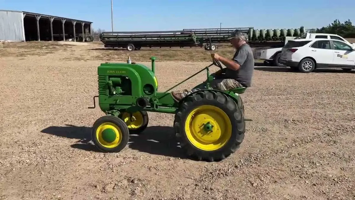 john deere la tractor specs