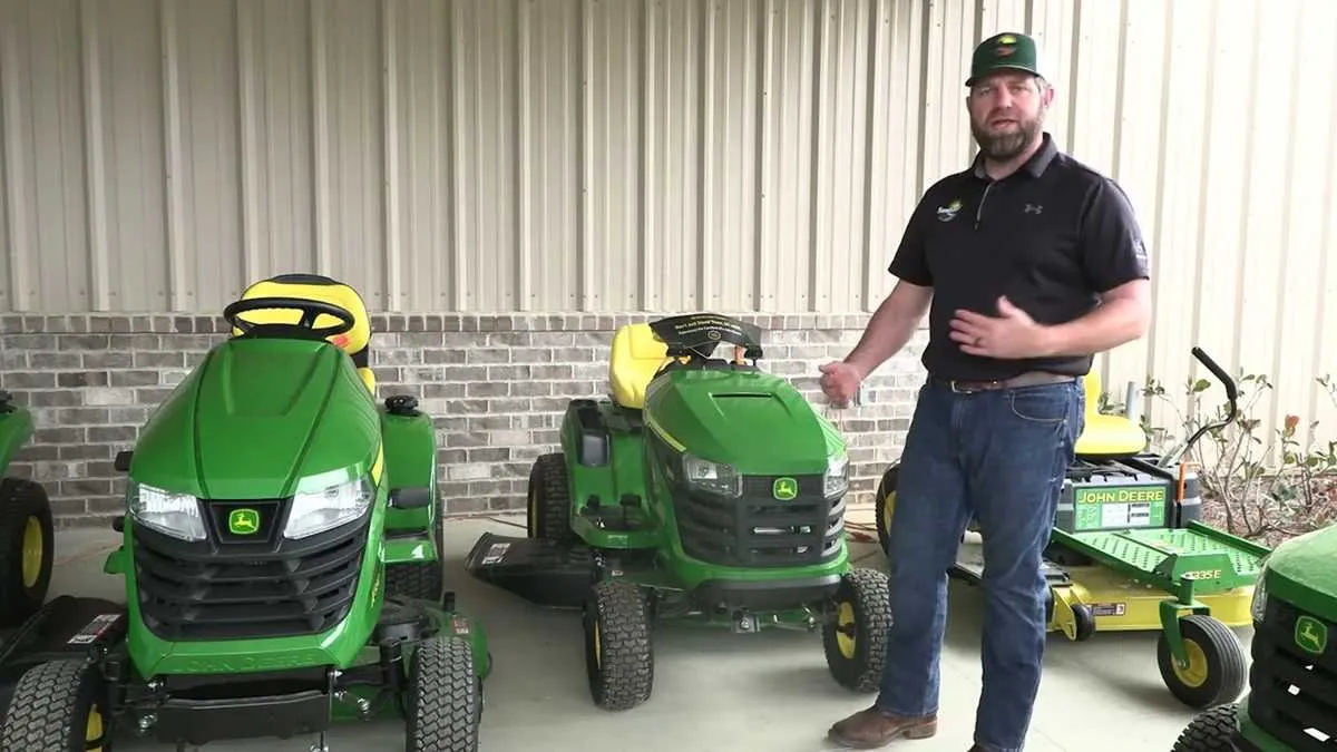 john deere s100 vs john deere s120 lawn tractor specs
