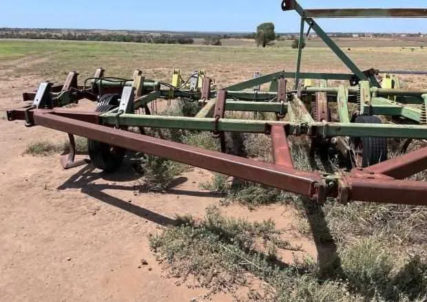 john deere 1610 chisel plow specs