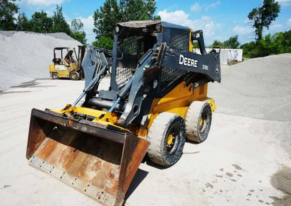 john deere 318e skid steer specs