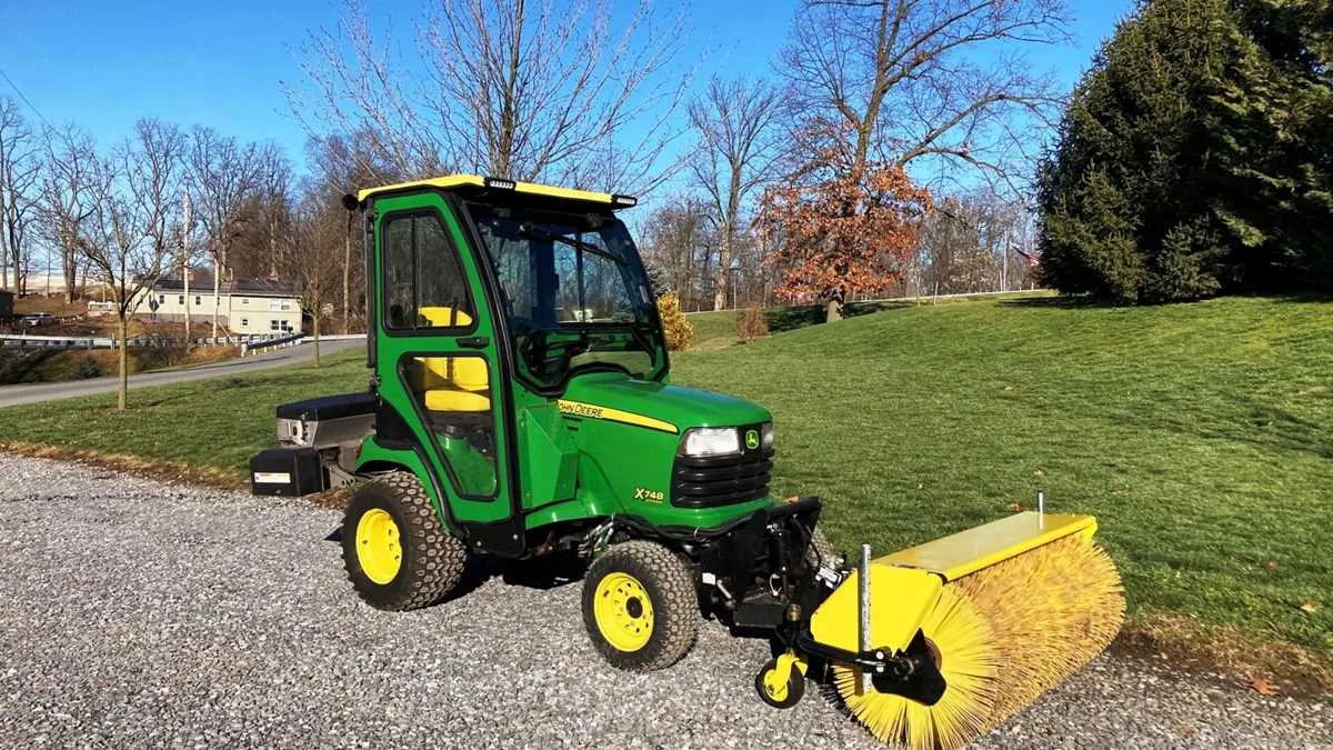 x748 john deere specs