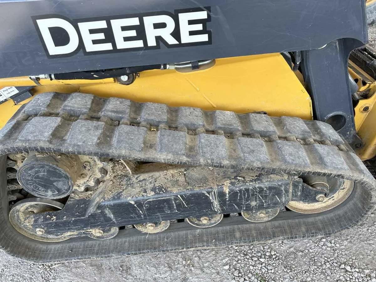 john deere 323 skid steer specs